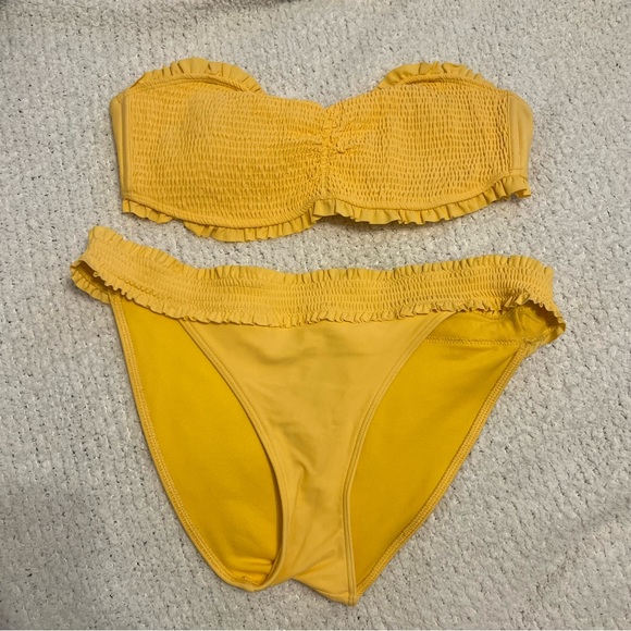 Yellow bikini - Picture 1 of 8